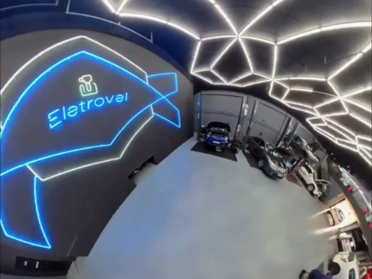 Logo Eletrovel neon · Teto hexagonal